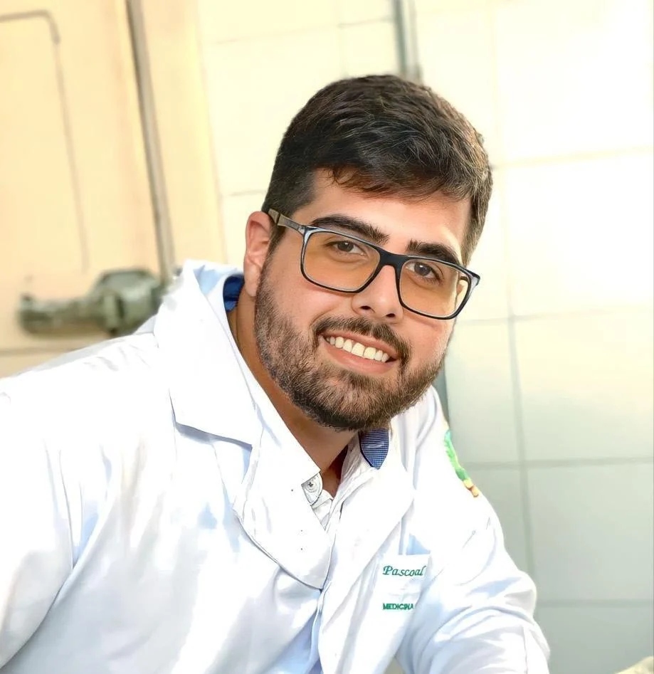 Dr. Pascoal Nabuco sorrindo, de jaleco branco